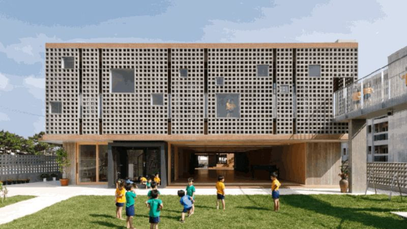 Dãy lớp học thân quen với cánh cửa sổ mở rộng