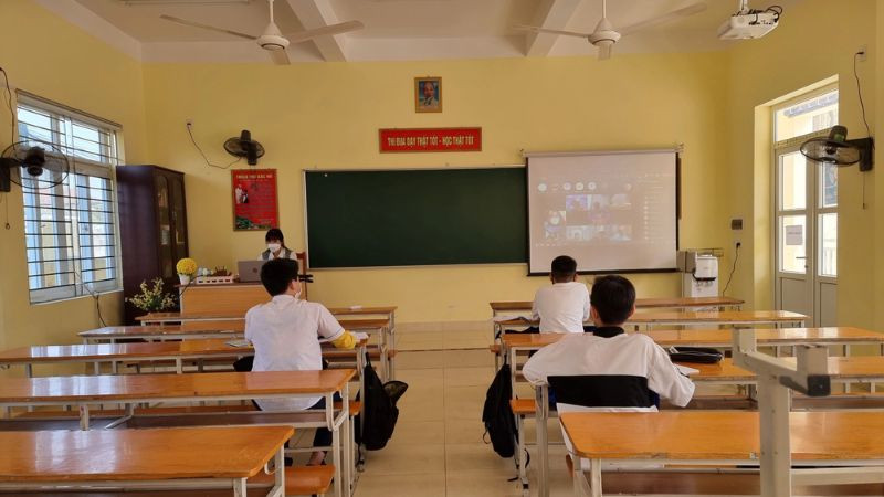 Bên trong lớp học với bàn ghế và bảng đen