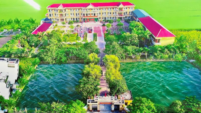 Tổng thể kiến trúc trường học hiện đại với sân và cây xanh