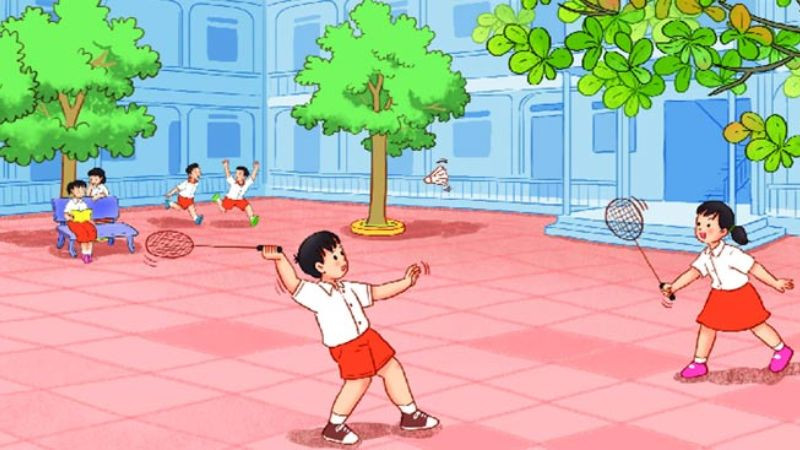 Học sinh đang nô đùa trên sân trường đầy nắng
