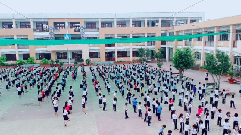 Nhóm học sinh nữ đang nhảy dây vui vẻ