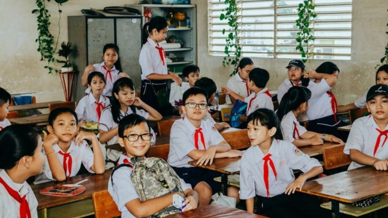 Học sinh vui vẻ nô đùa trên sân trường