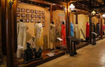 Bên trong bảo tàng Áo Dài