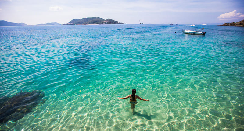 Biển Nha Trang nổi tiếng trong xanh, êm đềm