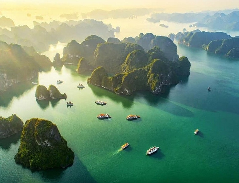 Vịnh Hạ Long nổi tiếng với hàng nghìn đảo đá lớn nhỏ rải rác