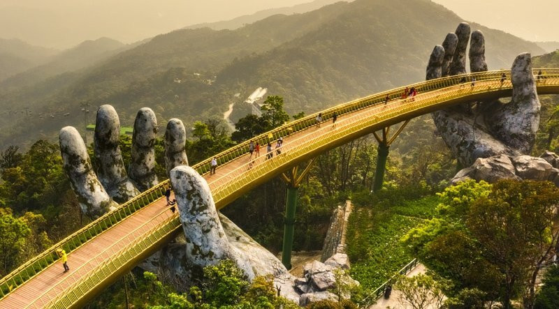 Đà Nẵng nổi tiếng là thành phố của những cây cầu và các bãi tắm với bờ cát trắng