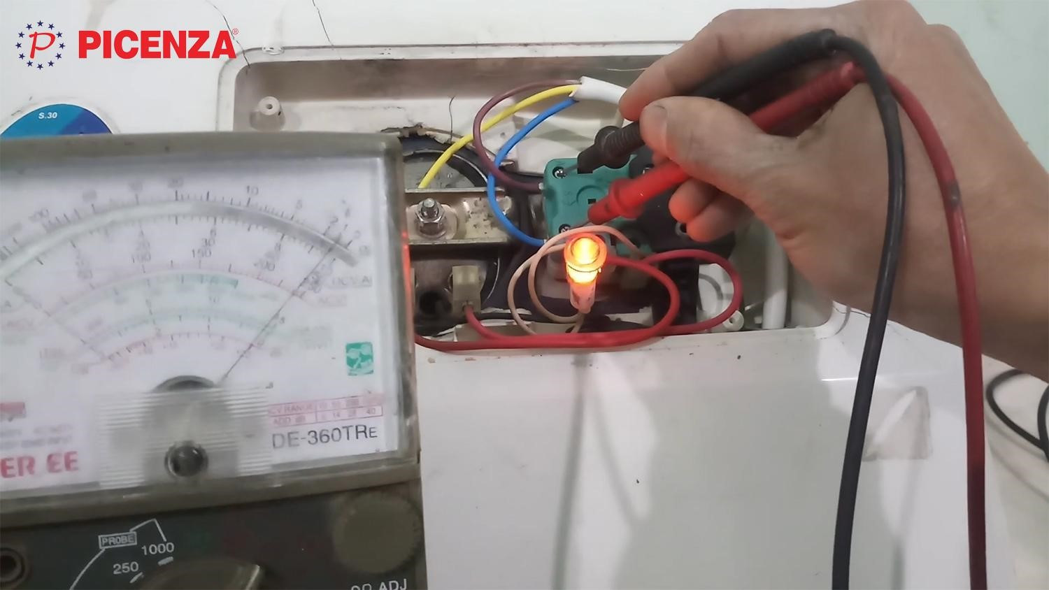 Sử dụng đồng hồ vạn năng để kiểm tra thông mạch của rơ le nhiệt sau khi lắp đặt