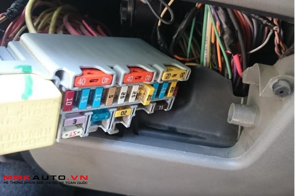 Dấu hiệu và thay cầu chì ô tô hỏng