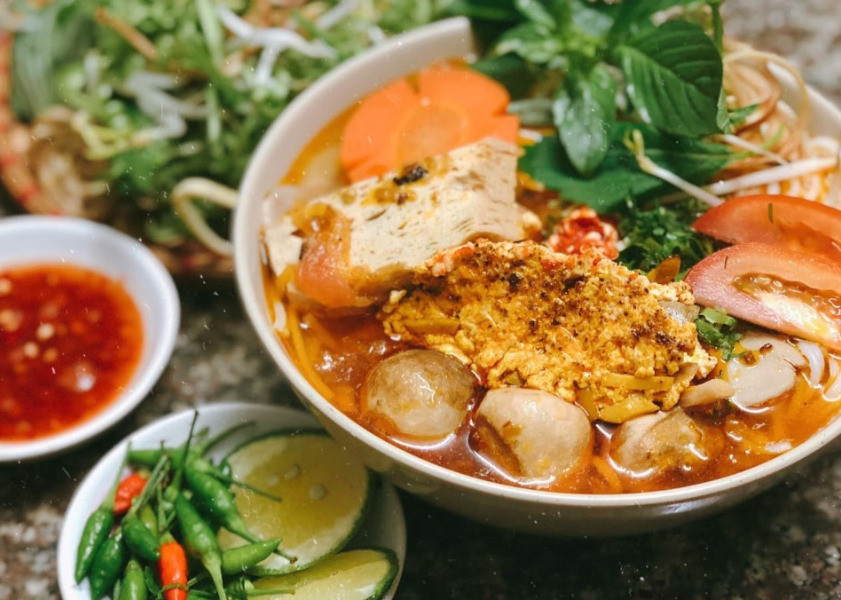 Món bún riêu chay thơm ngon trong chùa Bửu Long