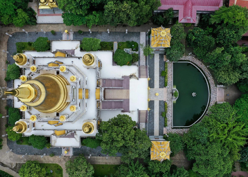 Khuôn viên chùa rộng lớn, phủ đầy cây xanh