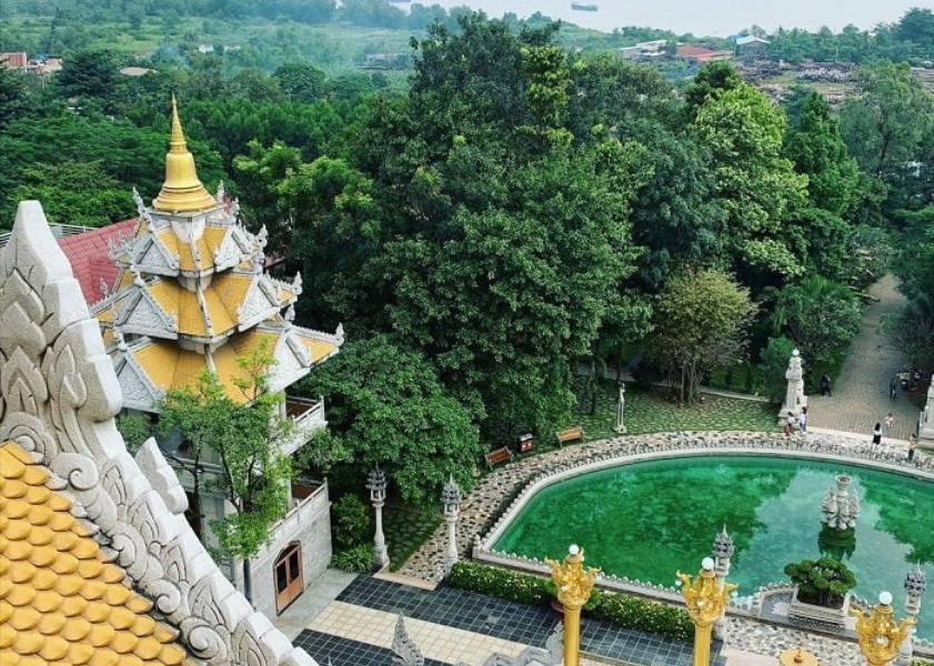 Khung cảnh nhìn từ tòa tháp Gotama Cetiya nhìn ra khuôn viên chùa