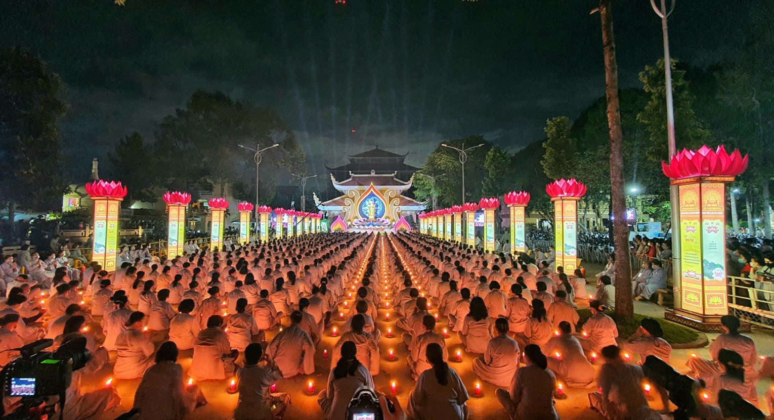 Lung linh đêm hoa đăng tại chùa