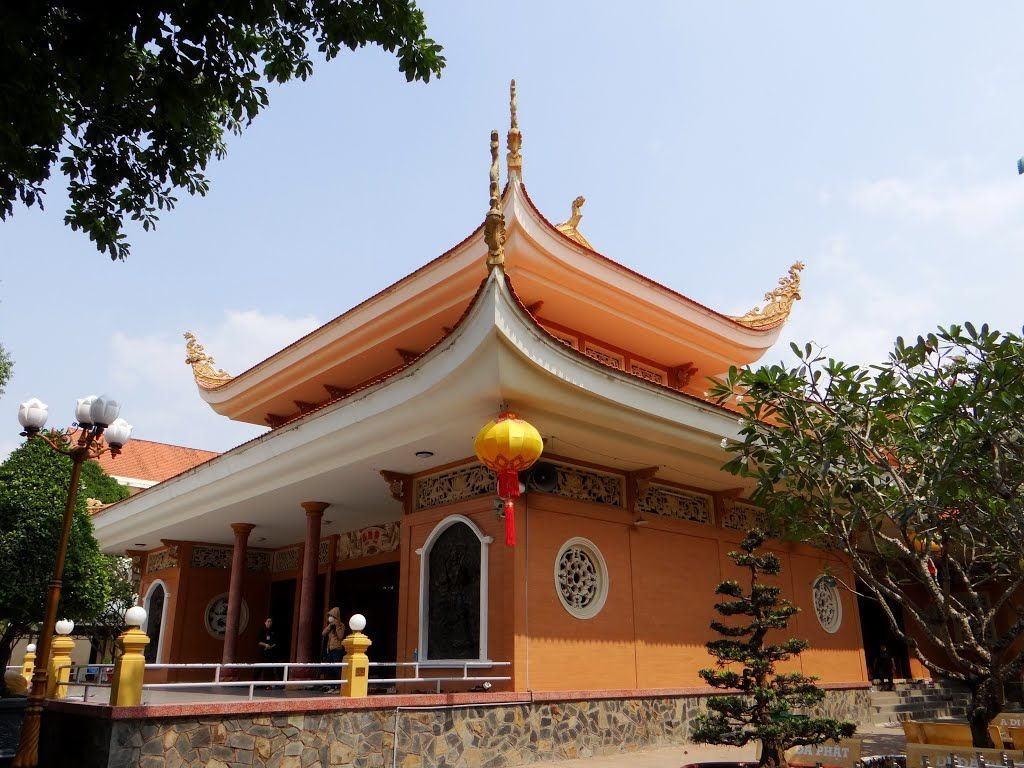 Chùa cách trung tâm thành phố khoảng 20km về phía Tây Bắc