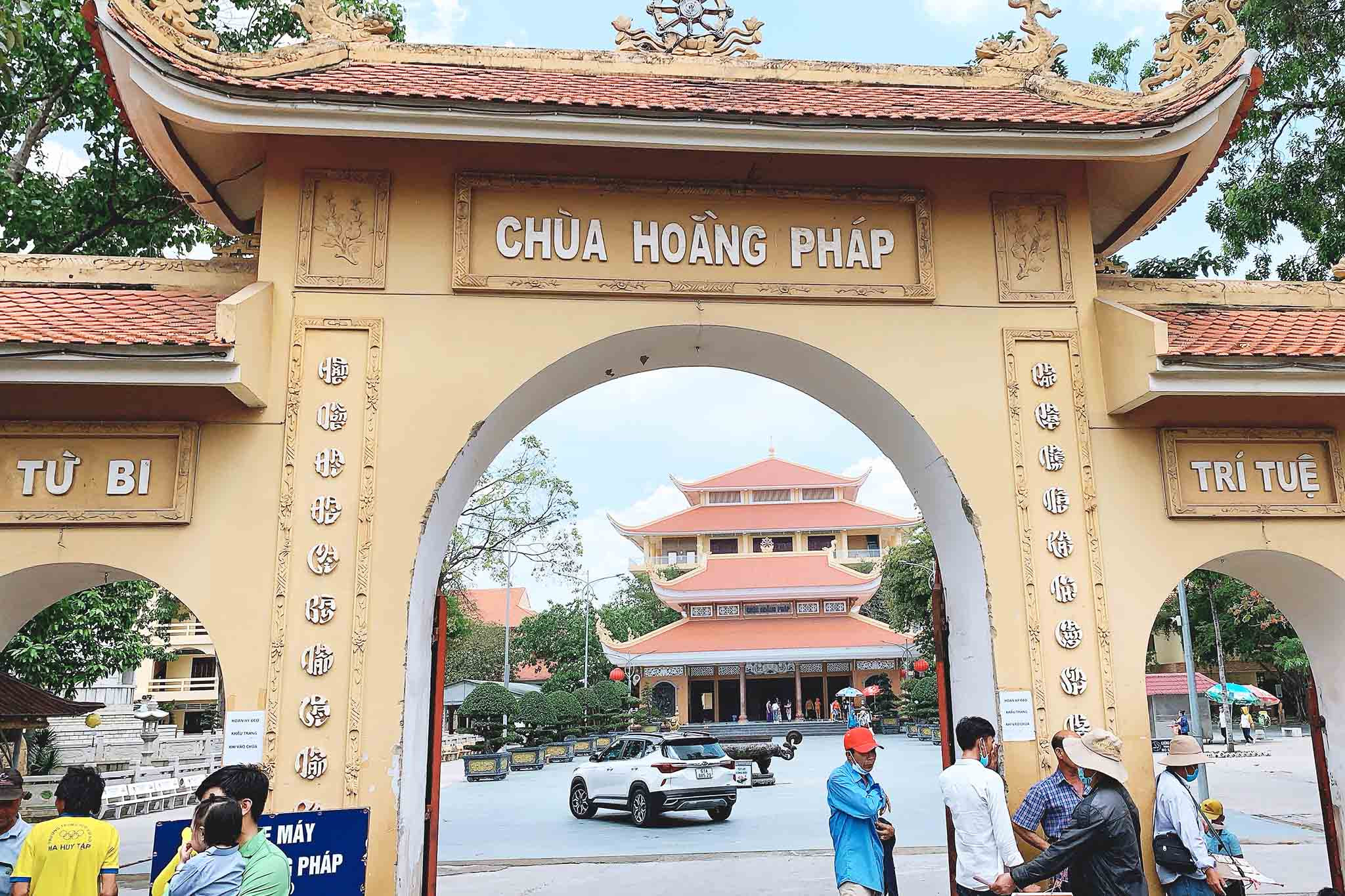 Cổng tam quan chùa Hoằng Pháp