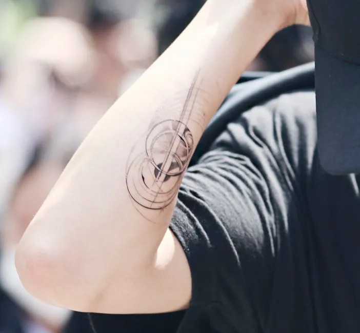 Hình xăm guitar trên cánh tay phải của Chanyeol