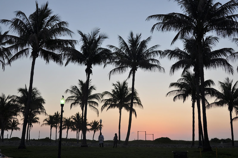 Mặt trời mọc rực rỡ trên bãi biển South Miami Beach, nhuộm hồng cả không gian