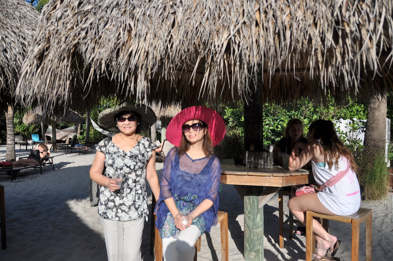 Bên trong một căn phòng tại resort, với tầm nhìn hướng ra biển