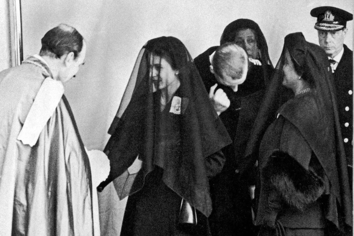 Nữ hoàng Elizabeth II, Công chúa Margaret đeo mạng che mặt truyền thống màu đen trong tang lễ của Vua George VI.