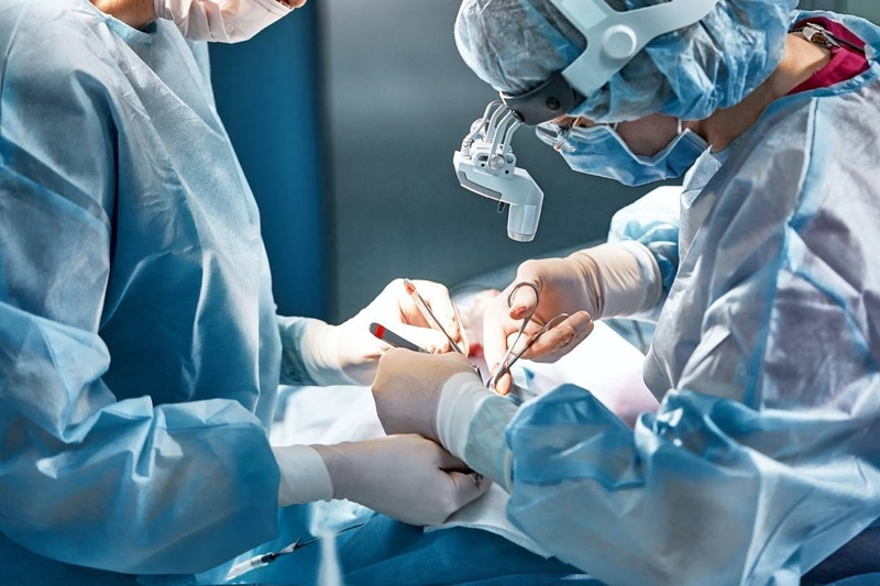 Viêm amidan có thể gây sưng đỏ và xuất hiện giả mạc trắng