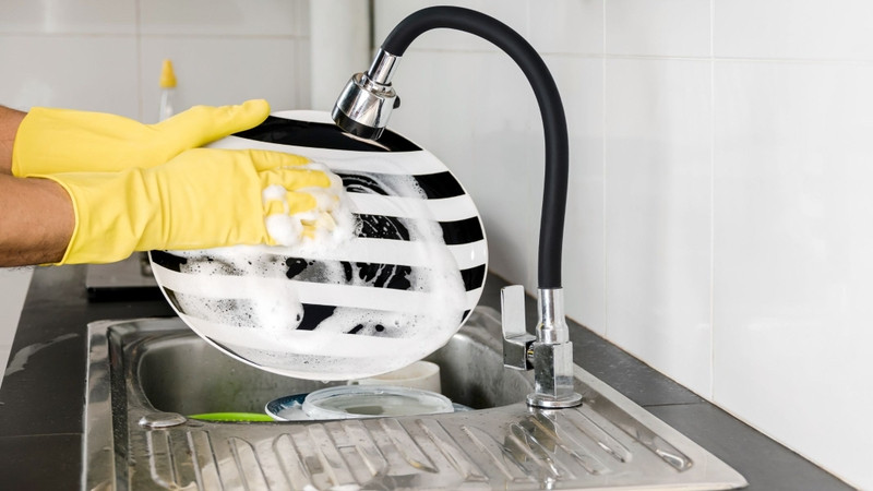 Người bệnh nên tuyệt đối tránh tiếp xúc trực tiếp với các hóa chất như xà phòng, nước rửa chén, xăng dầu, dung môi công nghiệp...