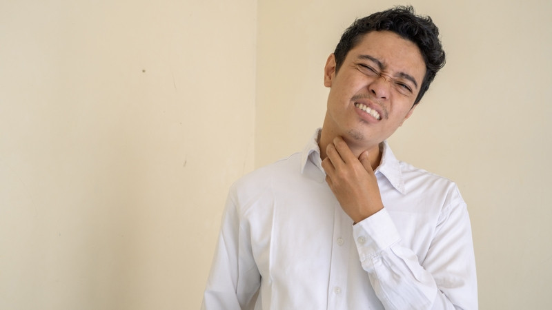Tình trạng viêm họng hạt khiến niêm mạc họng bị tổn thương