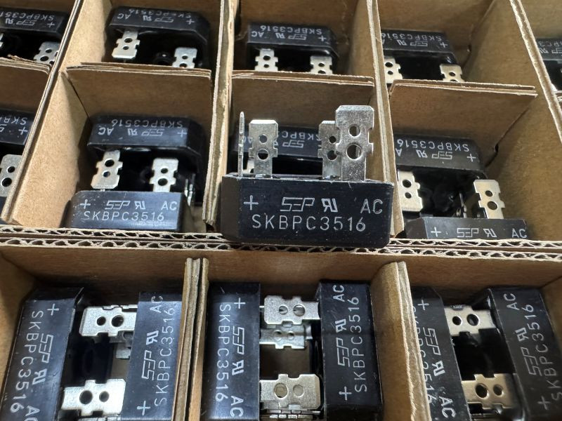 Cận cảnh diode chỉnh lưu cầu 3 pha SKBPC3516