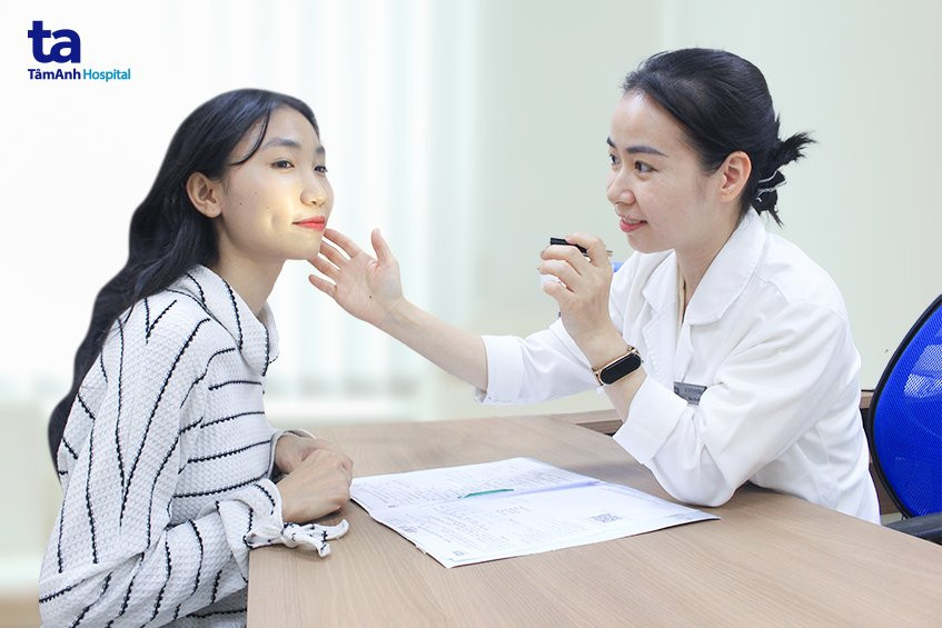 Đến cơ sở y tế uy tín để được bác sĩ kiểm tra tình trạng da và tư vấn thực hiện trẻ hóa da