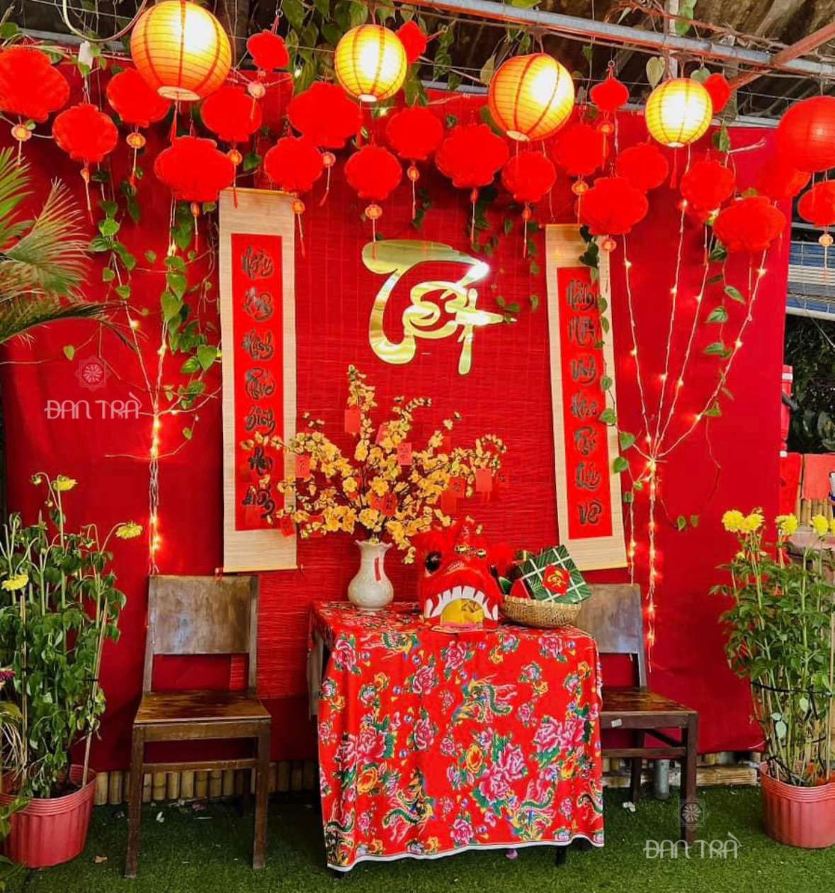 Mành đỏ trang trí Tết đẹp mắt, ấn tượng trong không gian check in quán cafe