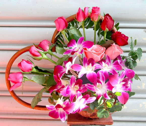 Mẫu cắm hoa trái tim