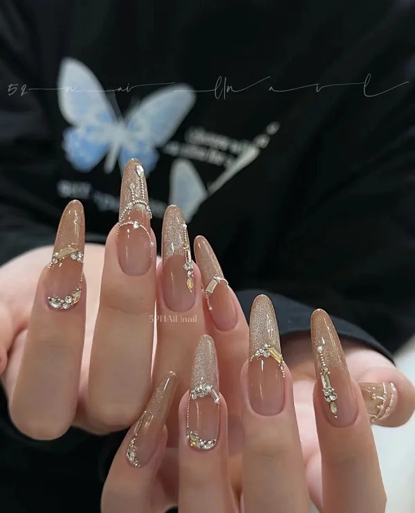Mẫu nail mắt mèo hồng số 1 với ánh nhũ lấp lánh