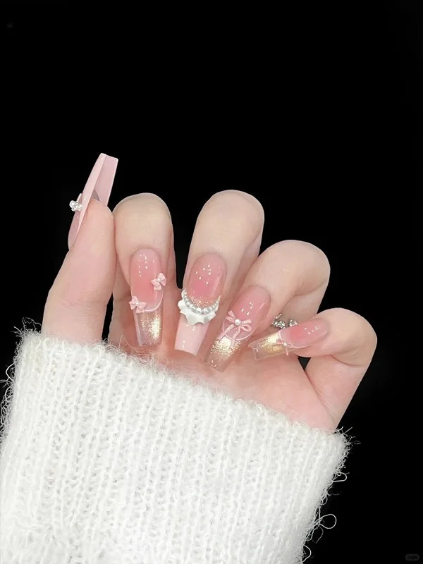 Mẫu nail mắt mèo hồng số 14 với ánh sáng thay đổi