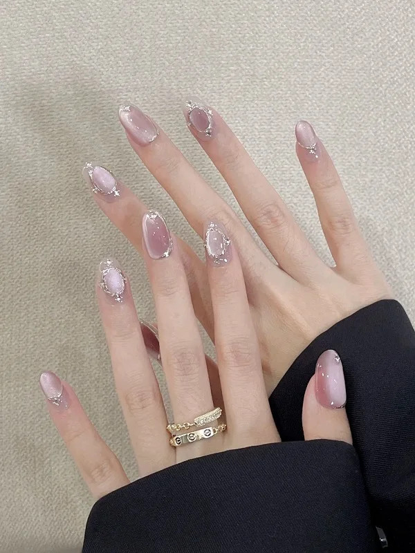 Mẫu nail mắt mèo hồng số 2 với sắc hồng thạch dịu nhẹ