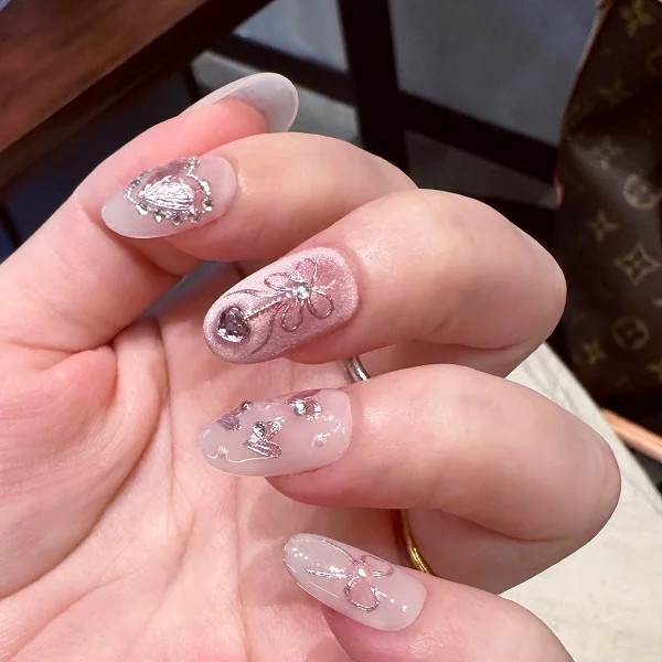 Mẫu nail mắt mèo hồng số 29 toát lên sự quý phái