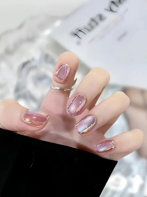 Mẫu nail mắt mèo hồng số 4 với ánh tím nhẹ nhàng