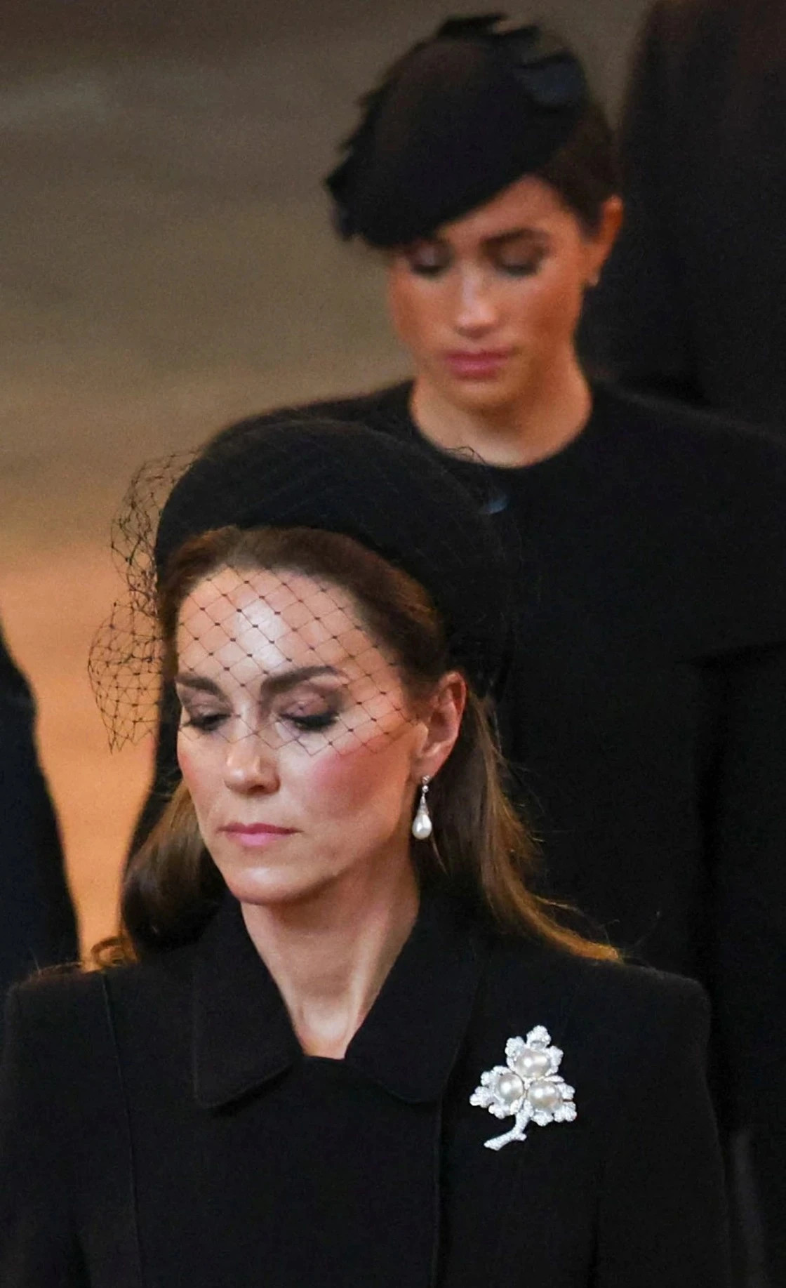 Công nương xứ Wales Kate Middleton và Meghan Markle sau lễ rước linh cữu Nữ hoàng Anh.