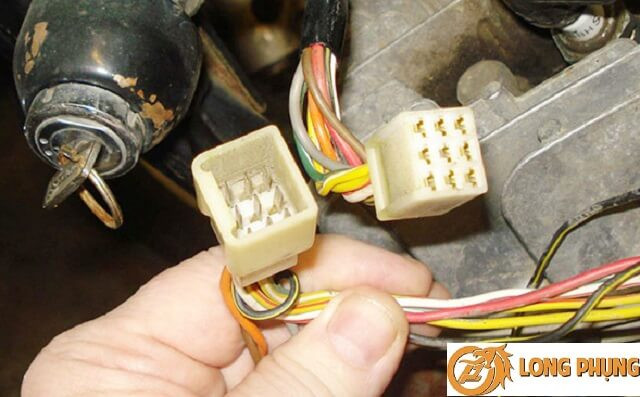 Xe máy bị cháy cầu chì do cầu chì ống gặp trục trặc