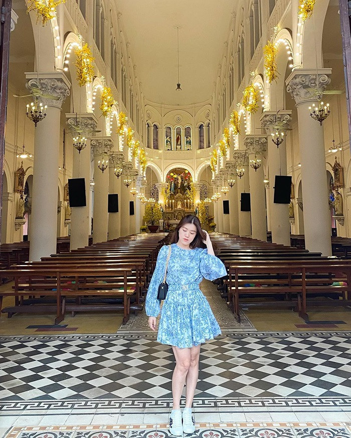 Nội thất bên trong Nhà thờ Tân Định với cột Gothic và kính màu