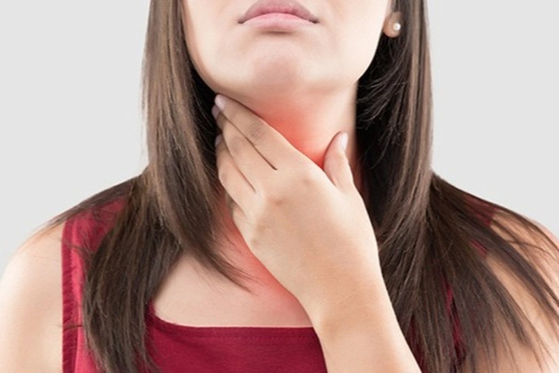 Một bên amidan sưng to bất thường là dấu hiệu cảnh báo ung thư amidan giai đoạn đầu