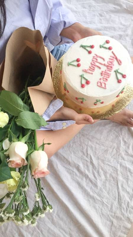 Ảnh hoa và bánh sinh nhật với ánh sáng tự nhiên cho điện thoại