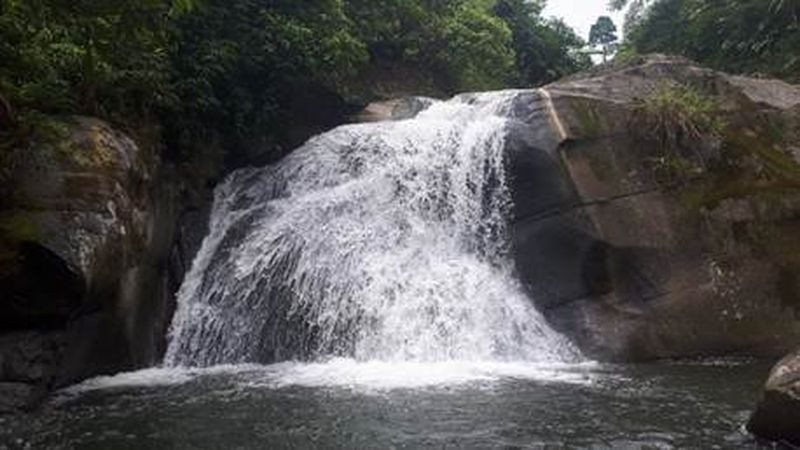 Thác Phin Hồ với hồ nước trong xanh
