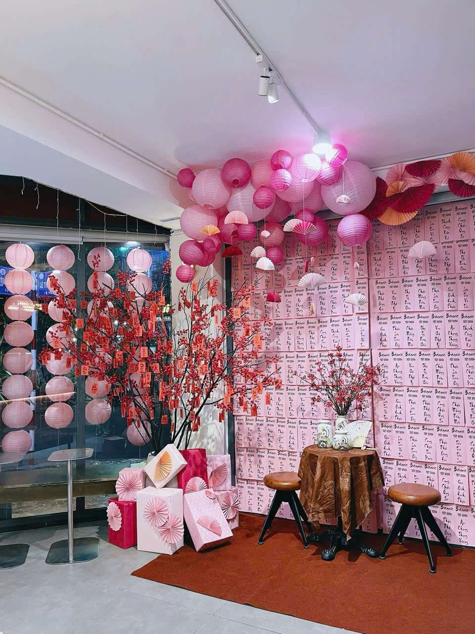 Sử dụng mành tăm tre làm backdrop chính, decor lên đó những lời chúc tốt đẹp