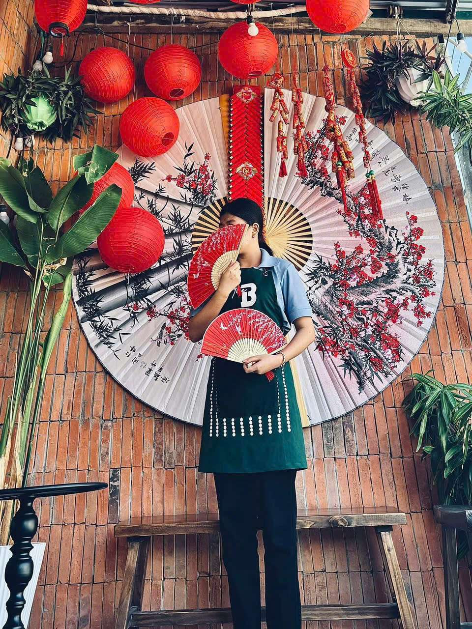 Dùng quạt decor Tết làm thành nơi check - in siêu xịn xò cho các quán cafe
