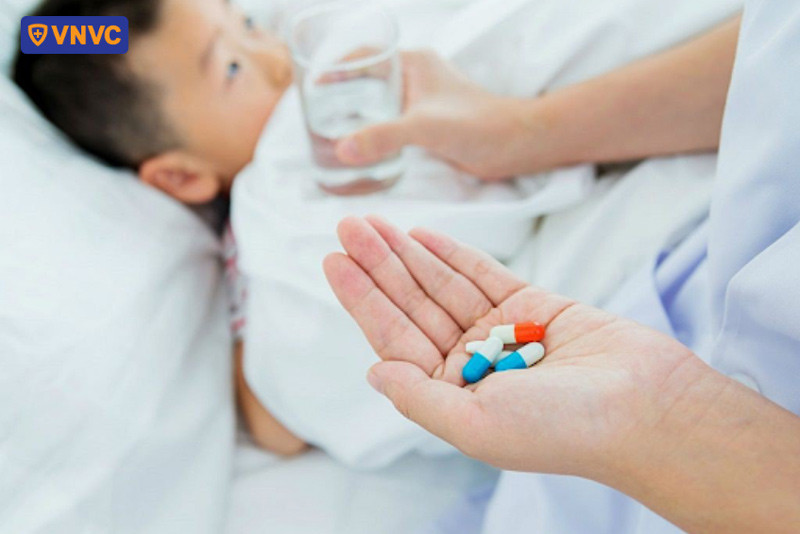 Trẻ em mắc bệnh tay chân miệng cần được chăm sóc và hạ sốt