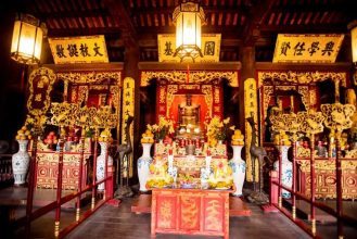 Không gian thờ tự bên trong điện Khải Thánh