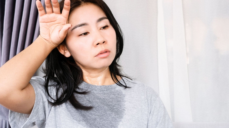 Mất nước là nguyên nhân thường gặp gây ra sự thay đổi trong màu sắc và độ trong của nước tiểu