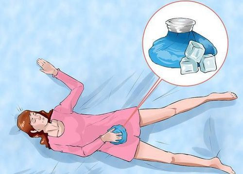 Chườm nước đá tại vị trí vết rạch tầng sinh môn giúp giảm đau